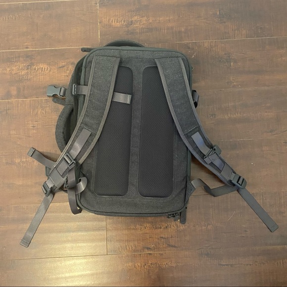 Incase EO travel backpack in black/grey - Picture 2 of 4